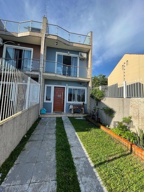 Casa com 124m², 2 dormitórios, 2 suítes, 2 vagas no bairro Guarujá em Porto Alegre para Comprar