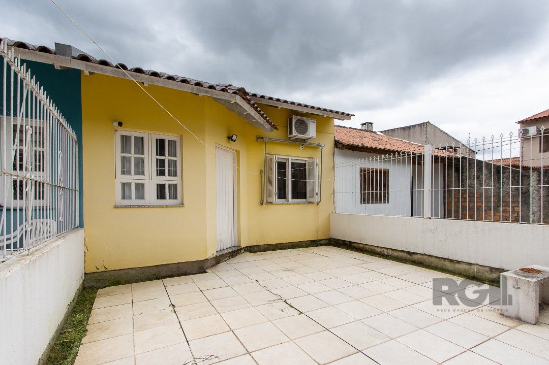 Casa com 69m², 2 dormitórios, 1 vaga no bairro Hípica em Porto Alegre para Comprar