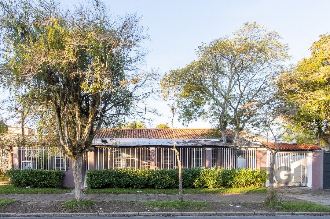Casa Comercial com 135m², 3 vagas no bairro Tristeza em Porto Alegre para Comprar