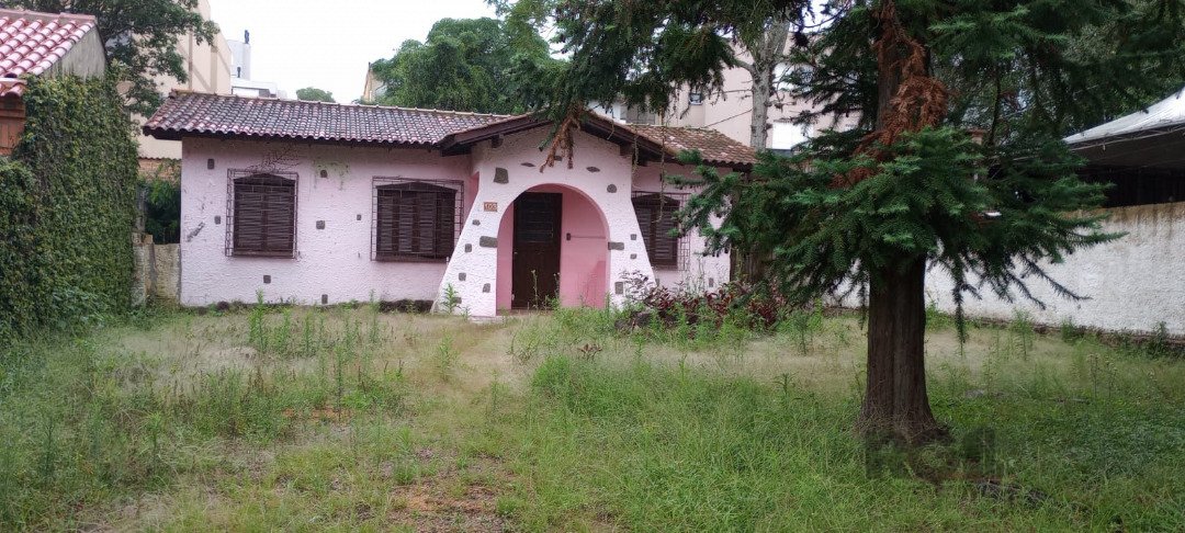 Casa com 114m², 3 dormitórios, 4 vagas no bairro Camaquã em Porto Alegre para Comprar