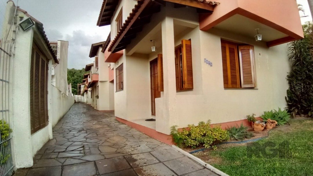 Casa Condominio com 62m², 2 dormitórios, 1 vaga no bairro Camaquã em Porto Alegre para Comprar