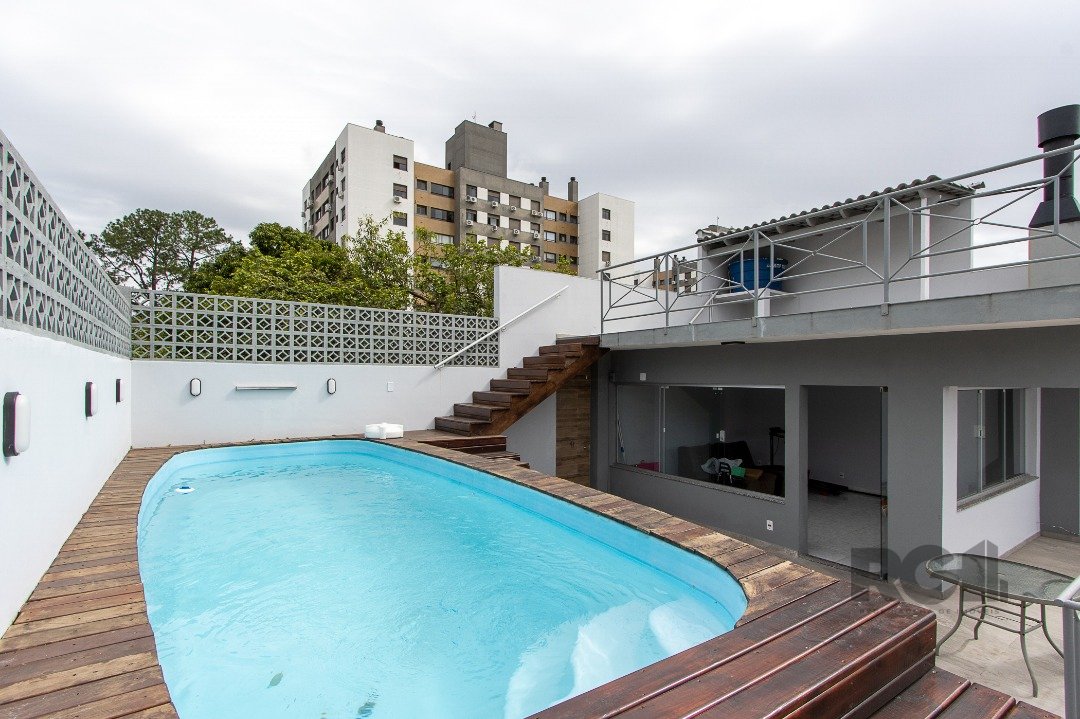 Casa com 250m², 3 dormitórios, 1 suíte, 5 vagas no bairro Tristeza em Porto Alegre para Comprar