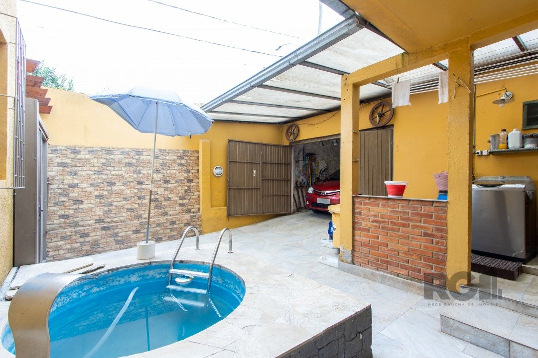 Casa com 90m², 3 dormitórios, 1 suíte, 3 vagas no bairro Vila Nova em Porto Alegre para Comprar