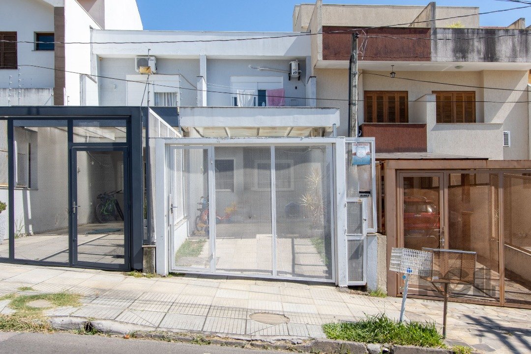 Casa com 120m², 2 dormitórios, 2 suítes, 2 vagas no bairro Guarujá em Porto Alegre para Comprar