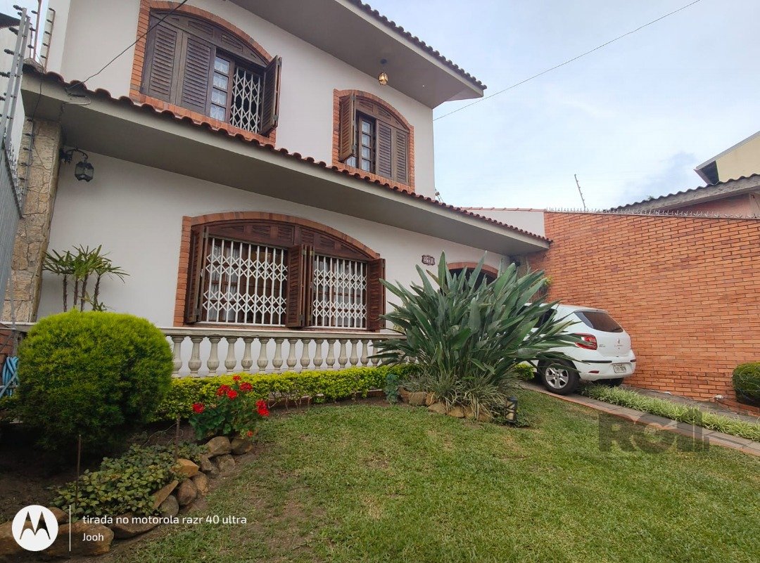 Casa com 244m², 4 dormitórios, 1 suíte, 6 vagas no bairro Cavalhada em Porto Alegre para Comprar