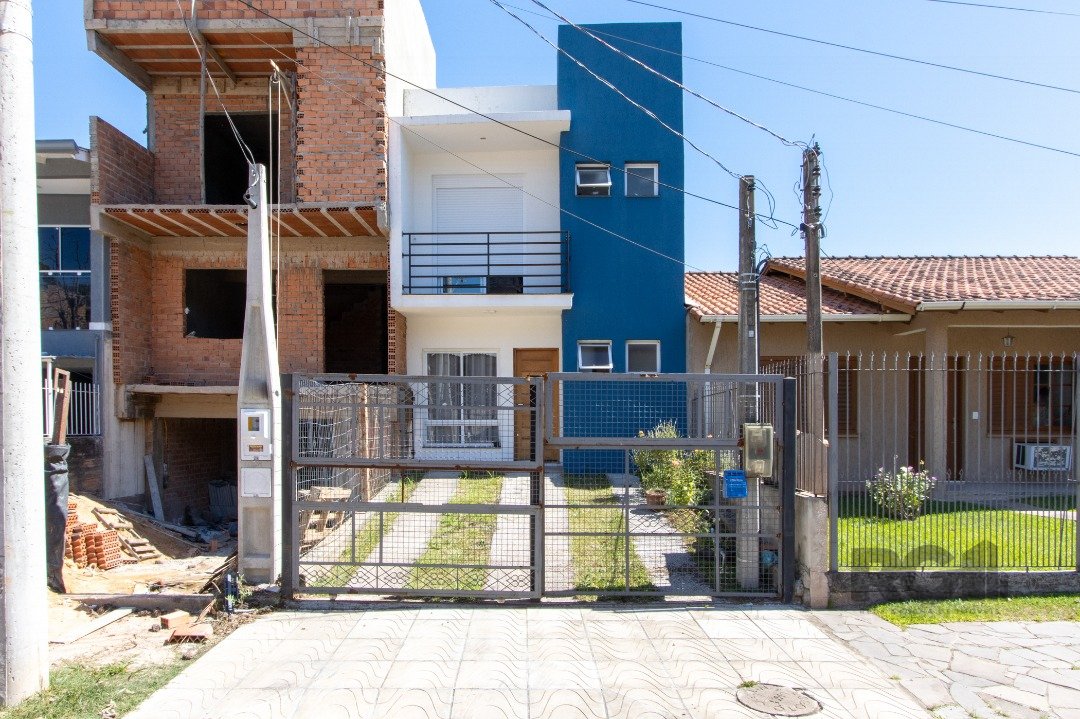Sobrado com 142m², 3 dormitórios, 1 suíte, 2 vagas no bairro Espirito Santo em Porto Alegre para Comprar