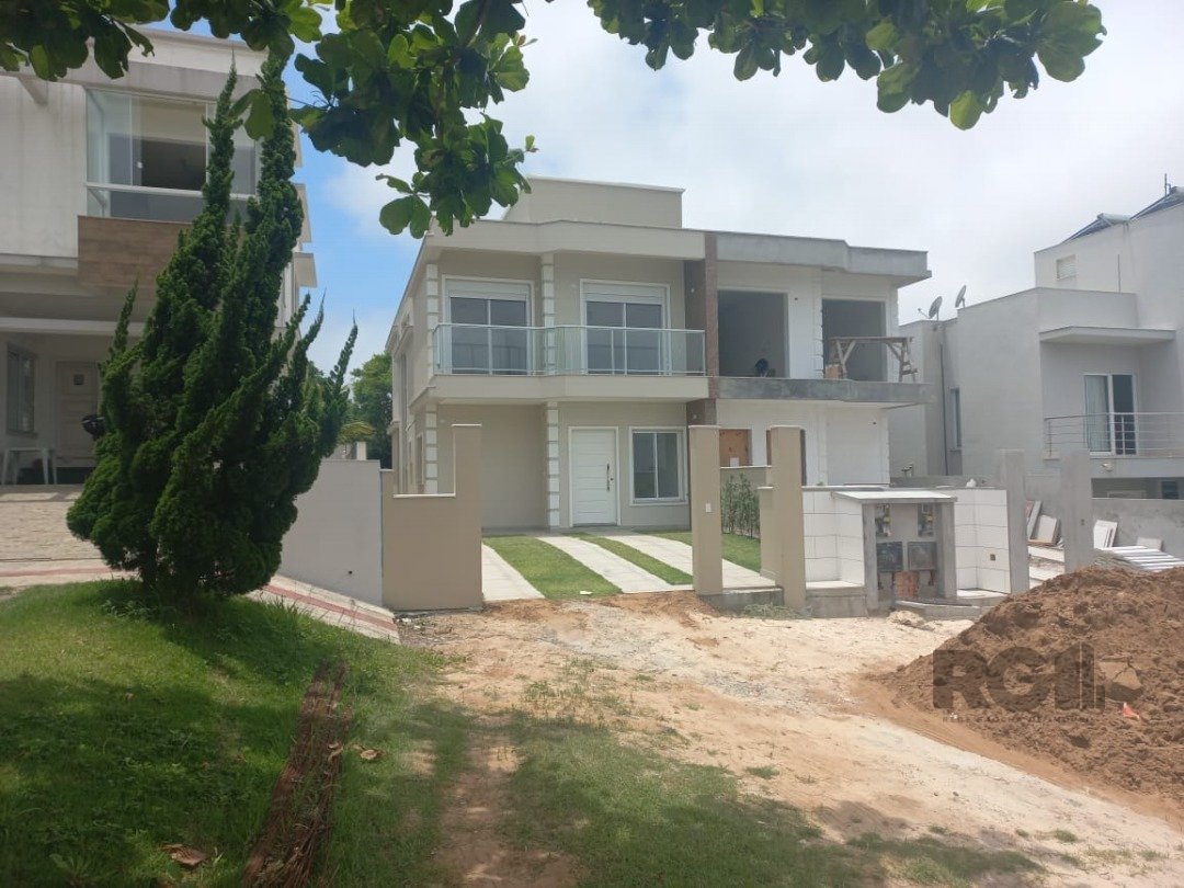 Casa com 250m², 4 dormitórios, 4 suítes, 2 vagas no bairro Ingleses do Rio Vermelho em Florianópolis para Comprar