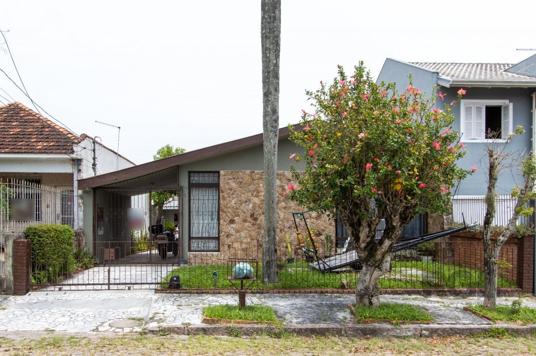 Casa com 200m², 3 dormitórios, 6 vagas no bairro Cavalhada em Porto Alegre para Comprar
