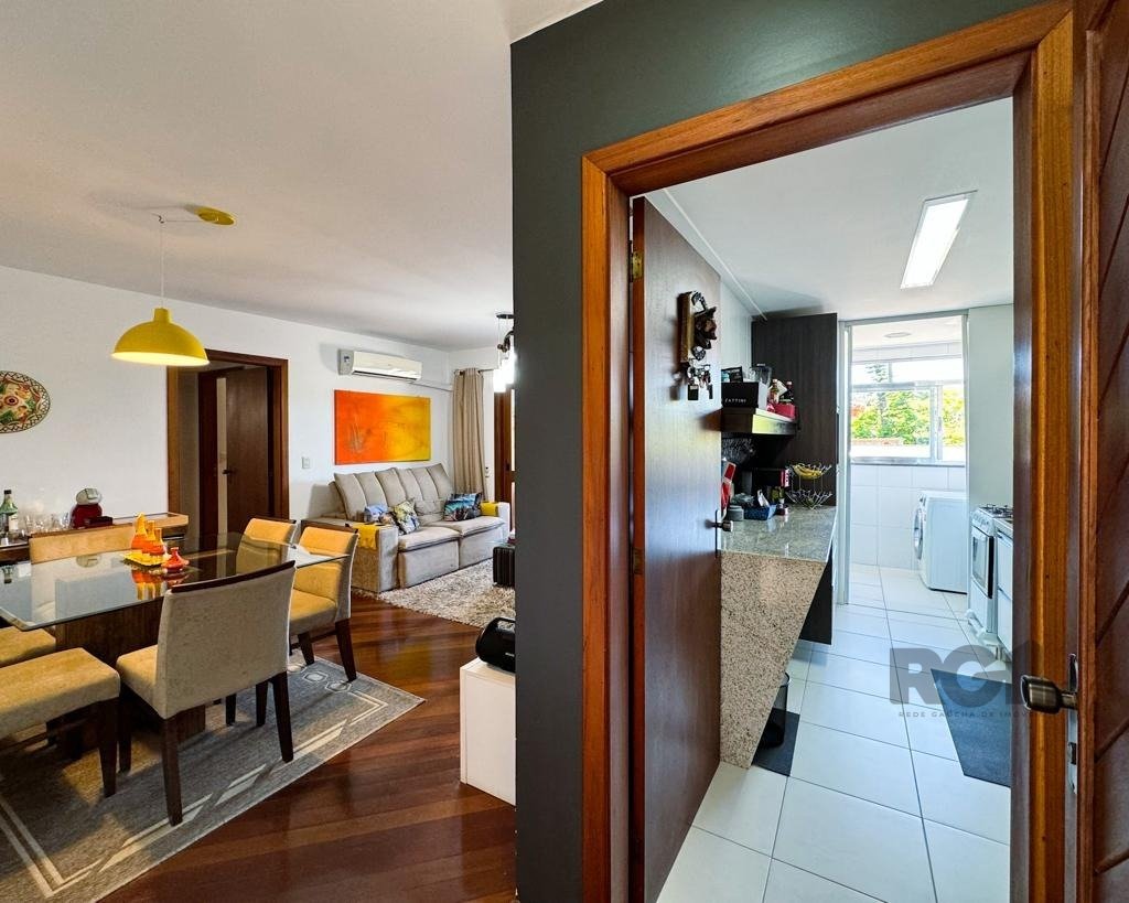 Apartamento com 73m², 2 dormitórios, 1 vaga no bairro Vila Assunção em Porto Alegre para Comprar