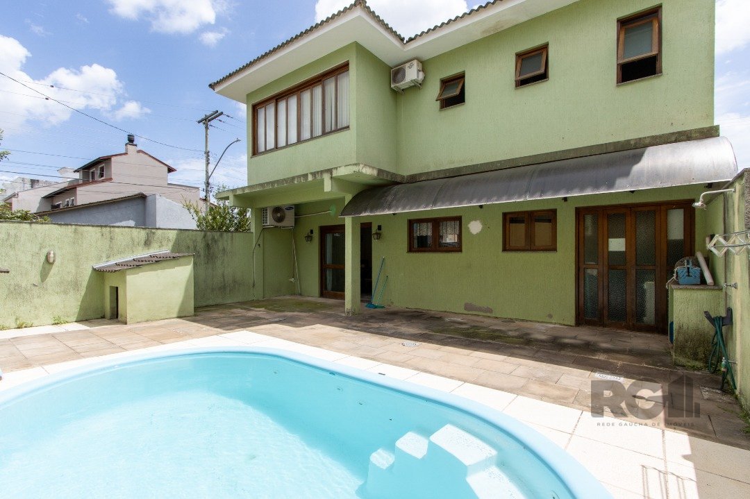 Casa com 174m², 3 dormitórios, 1 suíte, 2 vagas no bairro Jardins do Prado em Porto Alegre para Comprar