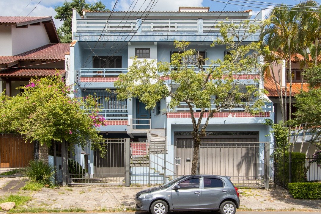Casa com 340m², 4 dormitórios, 1 suíte, 3 vagas no bairro Nonoai em Porto Alegre para Comprar