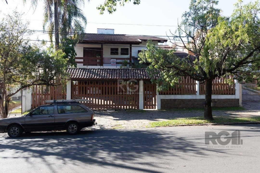 Casa com 519m², 4 dormitórios, 2 suítes, 4 vagas no bairro Cristal em Porto Alegre para Comprar