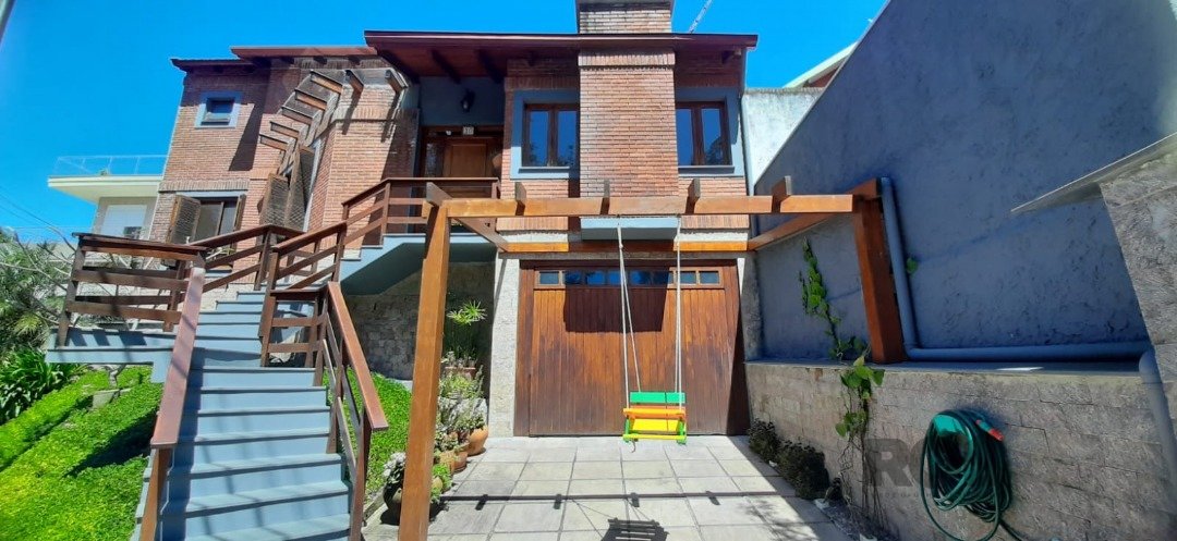 Casa Condominio com 246m², 4 dormitórios, 1 suíte, 2 vagas no bairro Agronomia em Porto Alegre para Comprar
