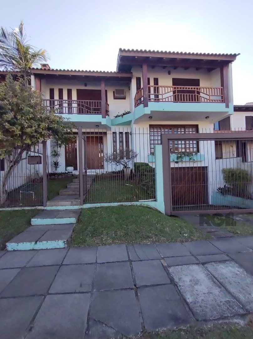 Casa com 345m², 4 dormitórios, 1 suíte no bairro Ipanema em Porto Alegre para Comprar
