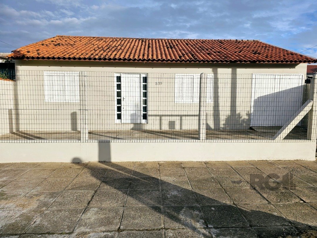 Casa com 180m², 3 dormitórios, 3 suítes, 2 vagas no bairro Jardim Beira Mar em Capão Da Canoa para Comprar
