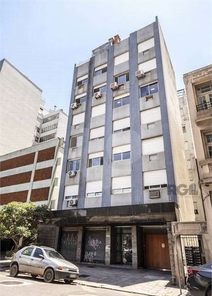 Apartamento com 69m², 2 dormitórios, 1 suíte, 1 vaga no bairro Centro em Porto Alegre para Comprar