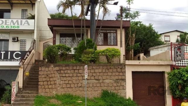 Casa com 300m², 3 dormitórios, 1 vaga no bairro Cavalhada em Porto Alegre para Comprar