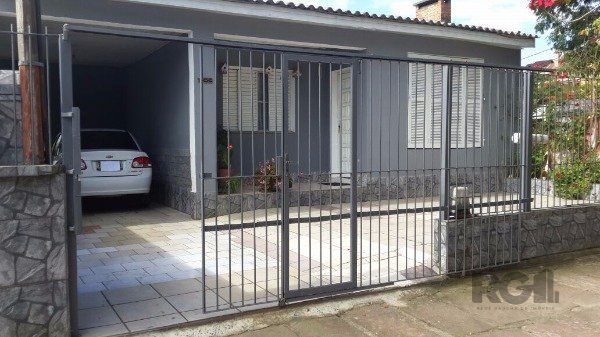 Casa com 245m², 3 dormitórios, 1 suíte, 3 vagas no bairro Espírito Santo em Porto Alegre para Comprar