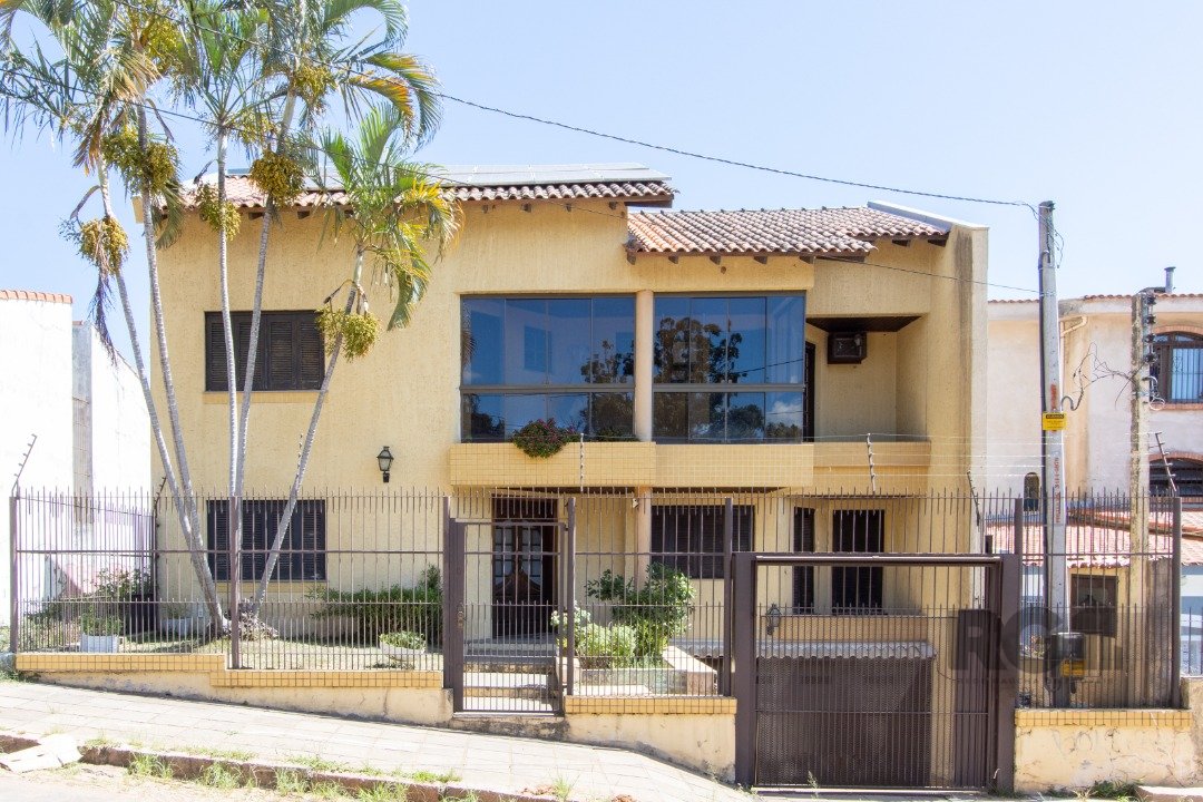 Casa com 282m², 3 dormitórios, 1 suíte, 2 vagas no bairro Nonoai em Porto Alegre para Comprar