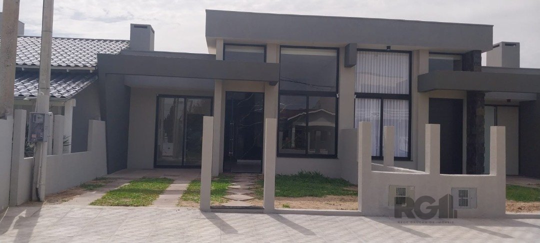 Casa com 85m², 3 dormitórios, 1 suíte, 2 vagas no bairro Maristela em Xangri-Lá para Comprar