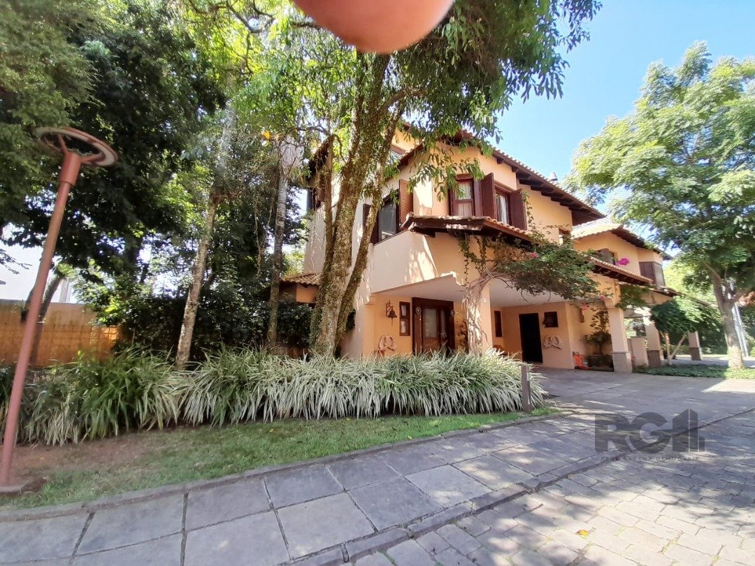 Casa Condominio com 380m², 3 dormitórios, 1 suíte, 3 vagas no bairro Tristeza em Porto Alegre para Comprar