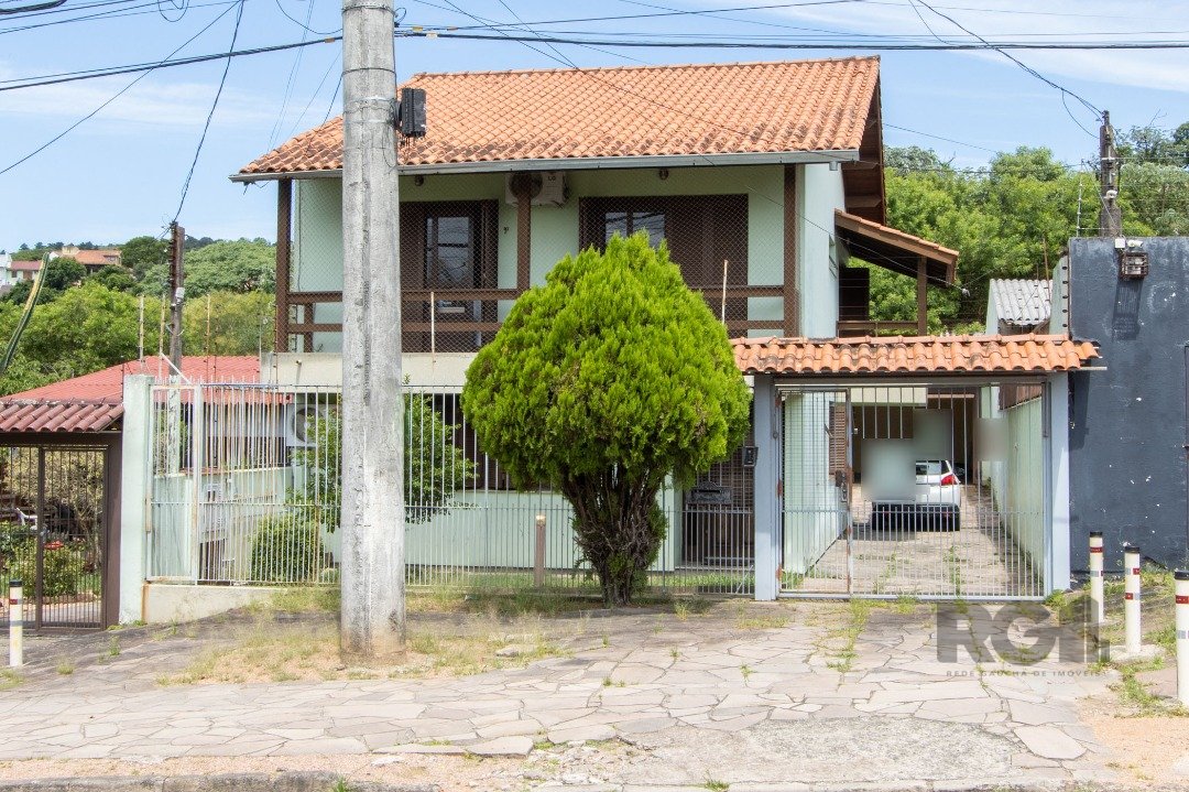 Casa com 239m², 3 dormitórios, 1 suíte, 8 vagas no bairro Espirito Santo em Porto Alegre para Comprar