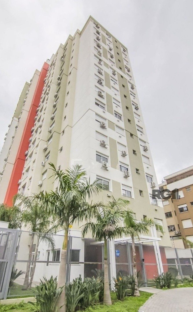Apartamento com 75m², 2 dormitórios, 1 suíte, 1 vaga no bairro Santana em Porto Alegre para Comprar