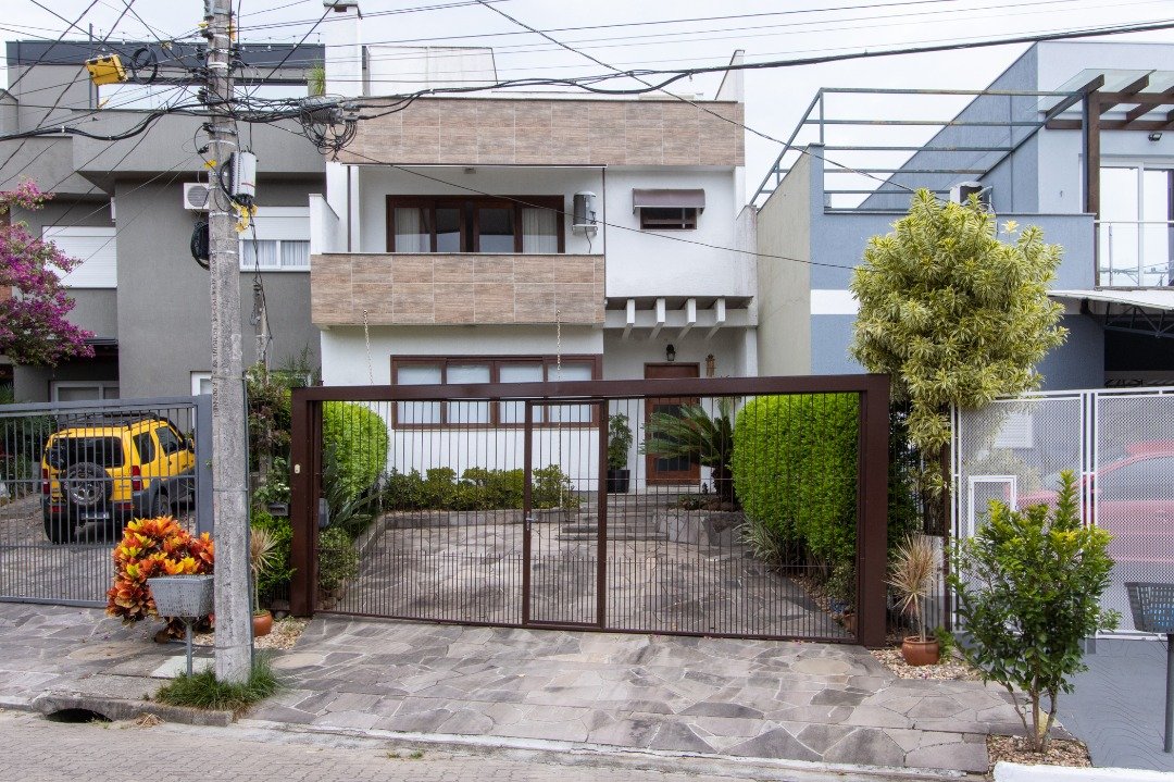 Casa com 170m², 3 dormitórios, 1 suíte, 2 vagas no bairro Lagos De Nova Ipanema em Porto Alegre para Comprar