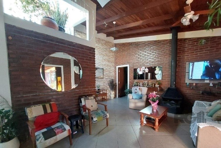 Casa com 300m², 3 dormitórios, 1 suíte, 2 vagas no bairro Taruma em Viamão para Comprar