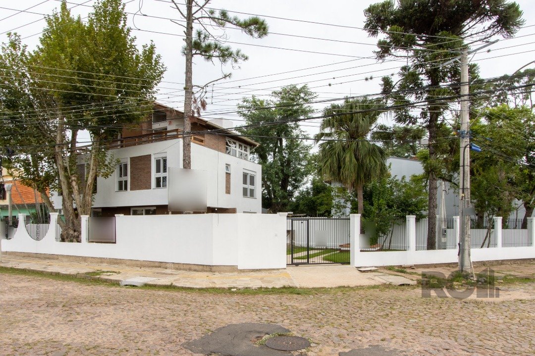 Casa com 133m², 2 dormitórios, 1 suíte, 2 vagas no bairro Guarujá em Porto Alegre para Comprar