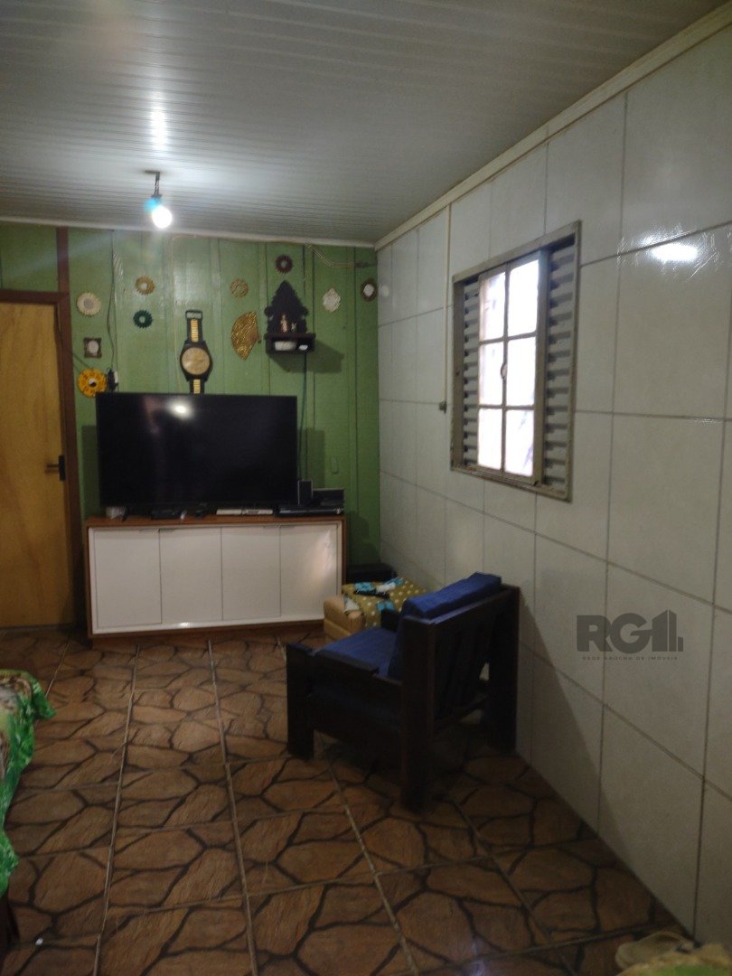 Casa com 70m², 3 dormitórios, 1 vaga no bairro Camaquã em Porto Alegre para Comprar