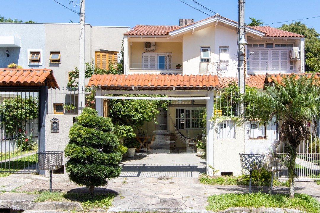Casa com 154m², 3 dormitórios, 1 suíte, 1 vaga no bairro Guarujá em Porto Alegre para Comprar