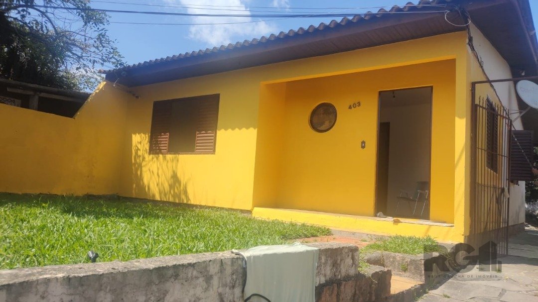 Casa com 140m², 2 dormitórios, 2 vagas no bairro Guarujá em Porto Alegre para Comprar