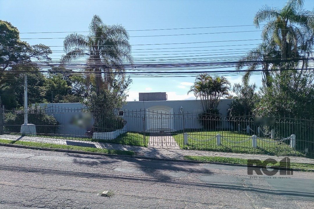 Casa com 580m², 3 dormitórios, 1 suíte, 3 vagas no bairro Menino Deus em Porto Alegre para Comprar