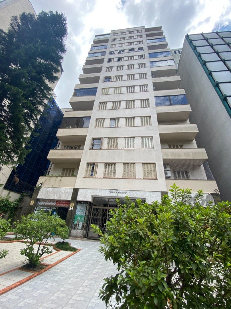 Apartamento com 156m², 4 dormitórios, 1 suíte, 1 vaga no bairro Centro Histórico em Porto Alegre para Comprar