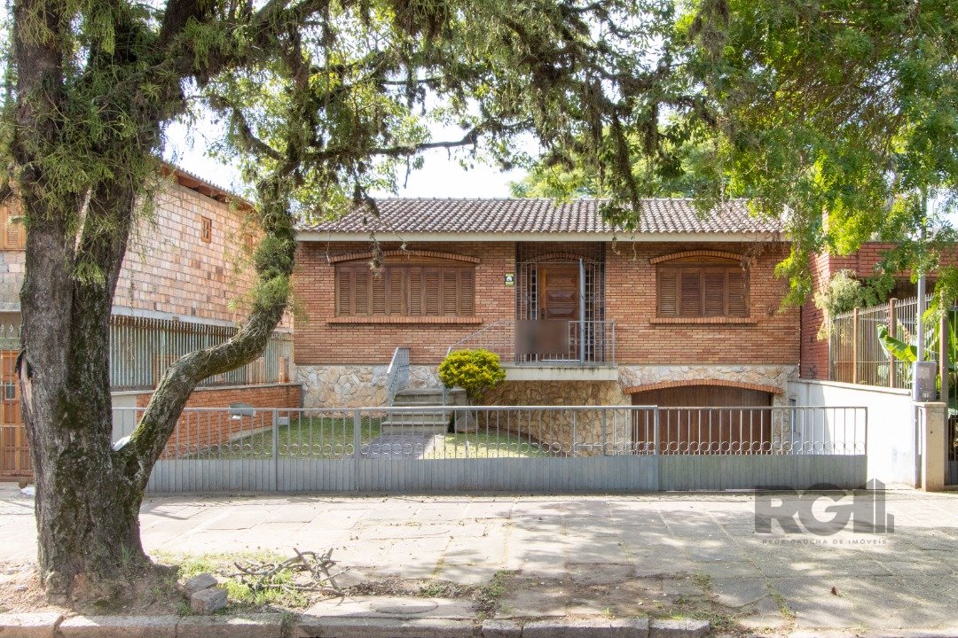Casa com 250m², 3 dormitórios, 1 suíte, 3 vagas no bairro Medianeira em Porto Alegre para Comprar