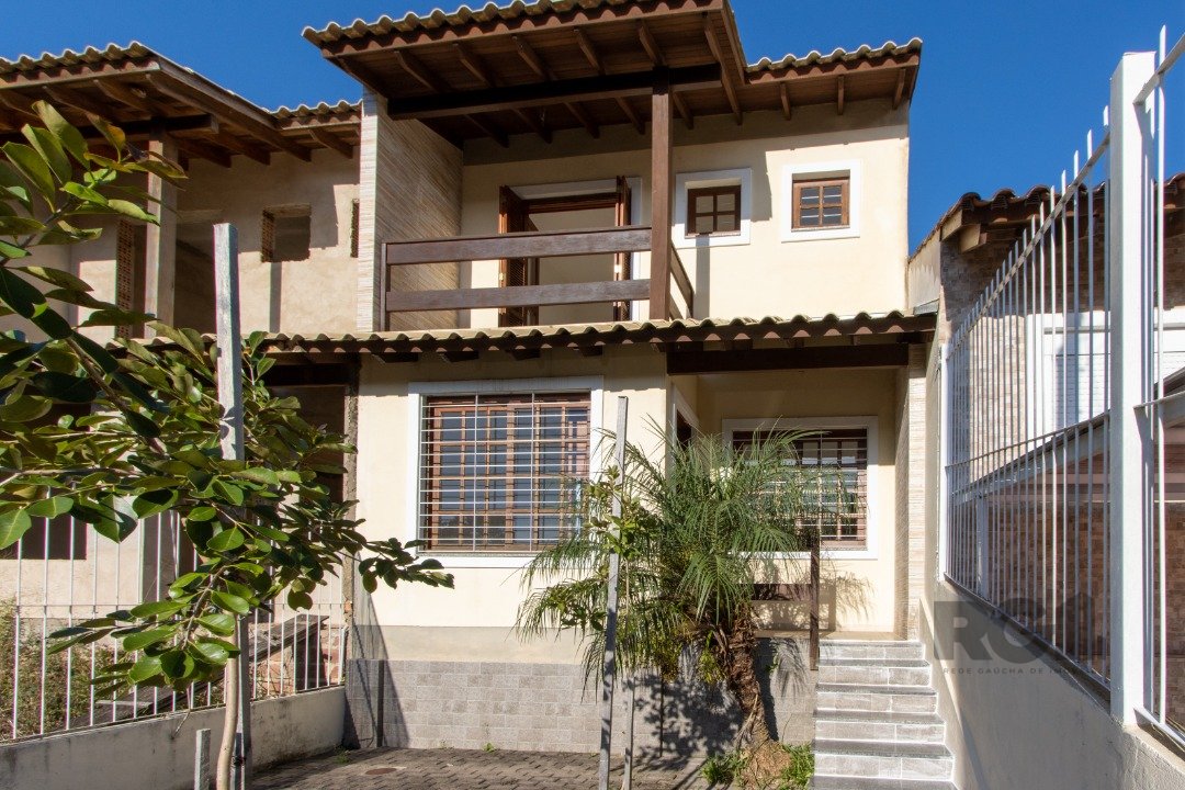 Casa com 120m², 3 dormitórios, 1 suíte, 1 vaga no bairro Guarujá em Porto Alegre para Comprar