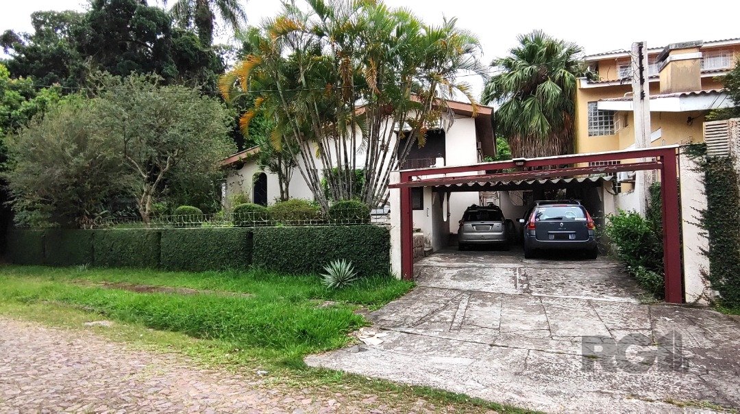 Casa com 266m², 3 dormitórios, 1 suíte, 3 vagas no bairro Vila Assunção em Porto Alegre para Comprar