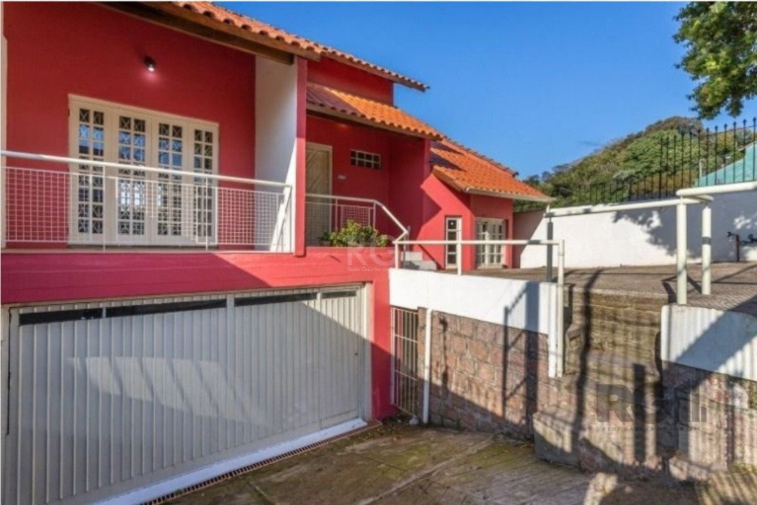 Casa com 255m², 3 dormitórios, 1 suíte, 3 vagas no bairro Tristeza em Porto Alegre para Comprar