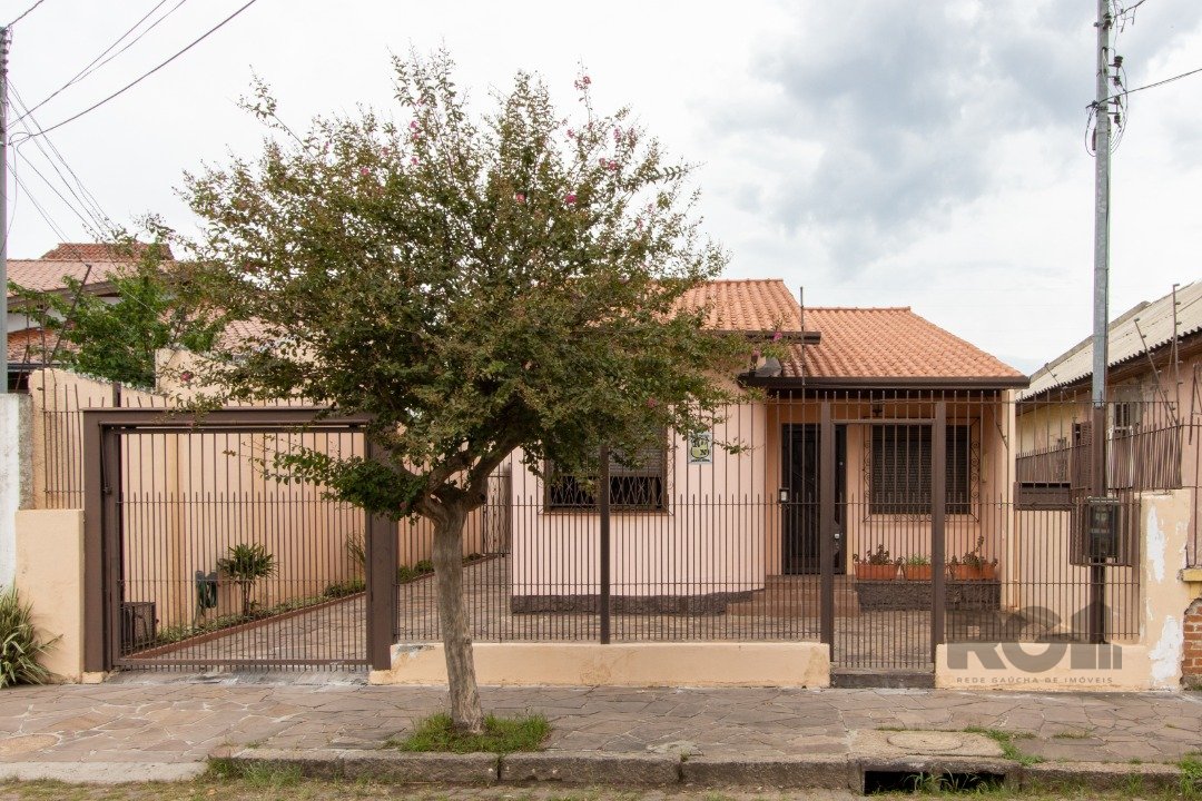 Casa com 86m², 3 dormitórios, 5 vagas no bairro Glória em Porto Alegre para Comprar