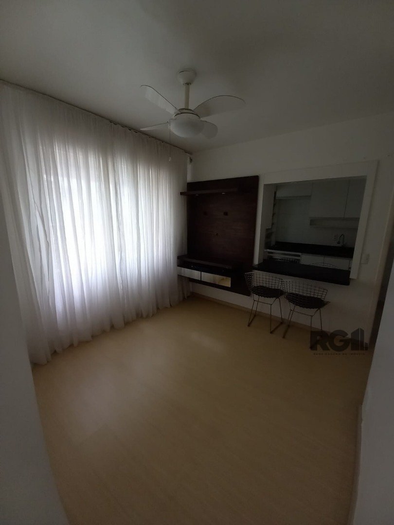 Apartamento com 45m², 2 dormitórios, 1 vaga no bairro Camaquã em Porto Alegre para Comprar