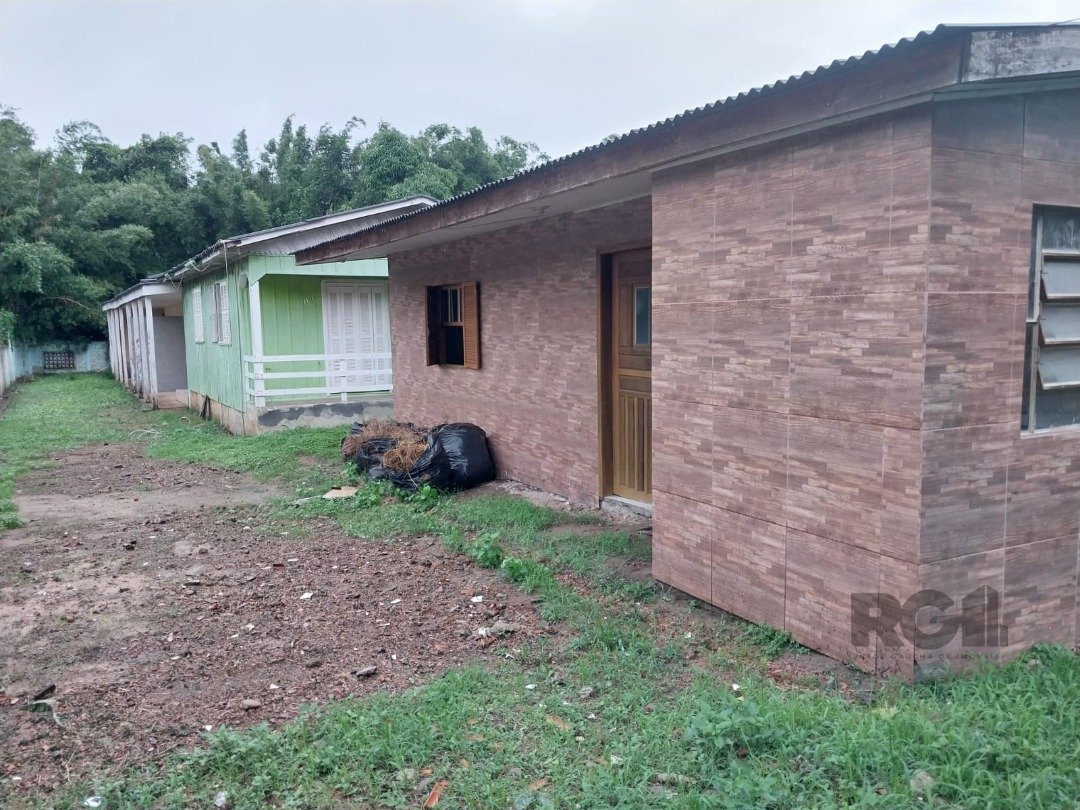 Casa com 240m², 7 dormitórios, 4 vagas no bairro Vila Nova em Porto Alegre para Comprar