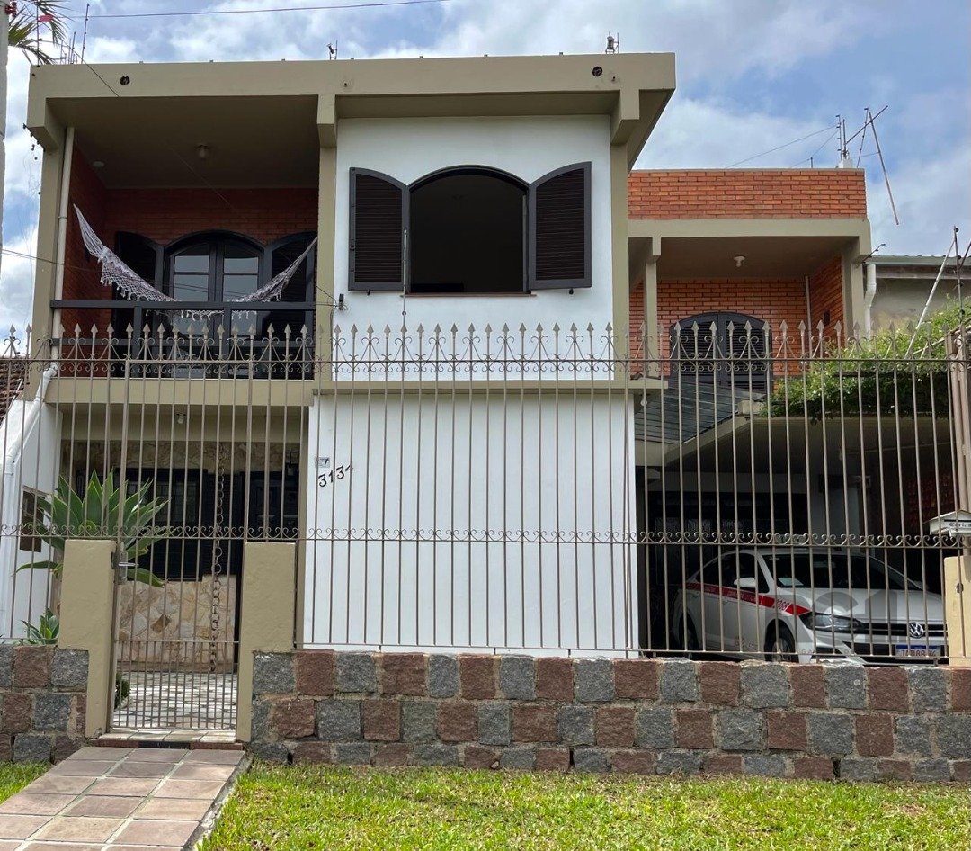Casa com 150m², 3 dormitórios, 1 suíte, 2 vagas no bairro Restinga em Porto Alegre para Comprar