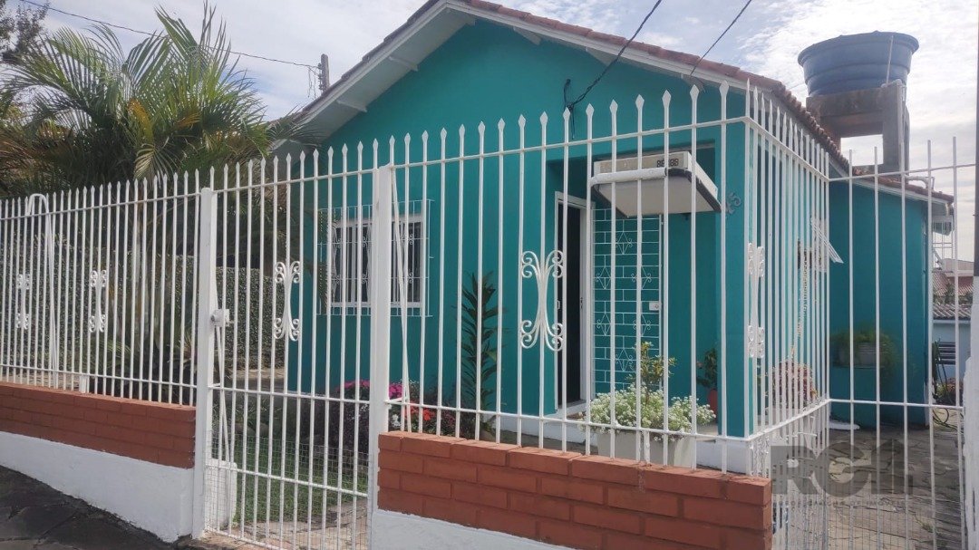 Casa com 55m², 2 dormitórios, 2 vagas no bairro Espirito Santo em Porto Alegre para Comprar