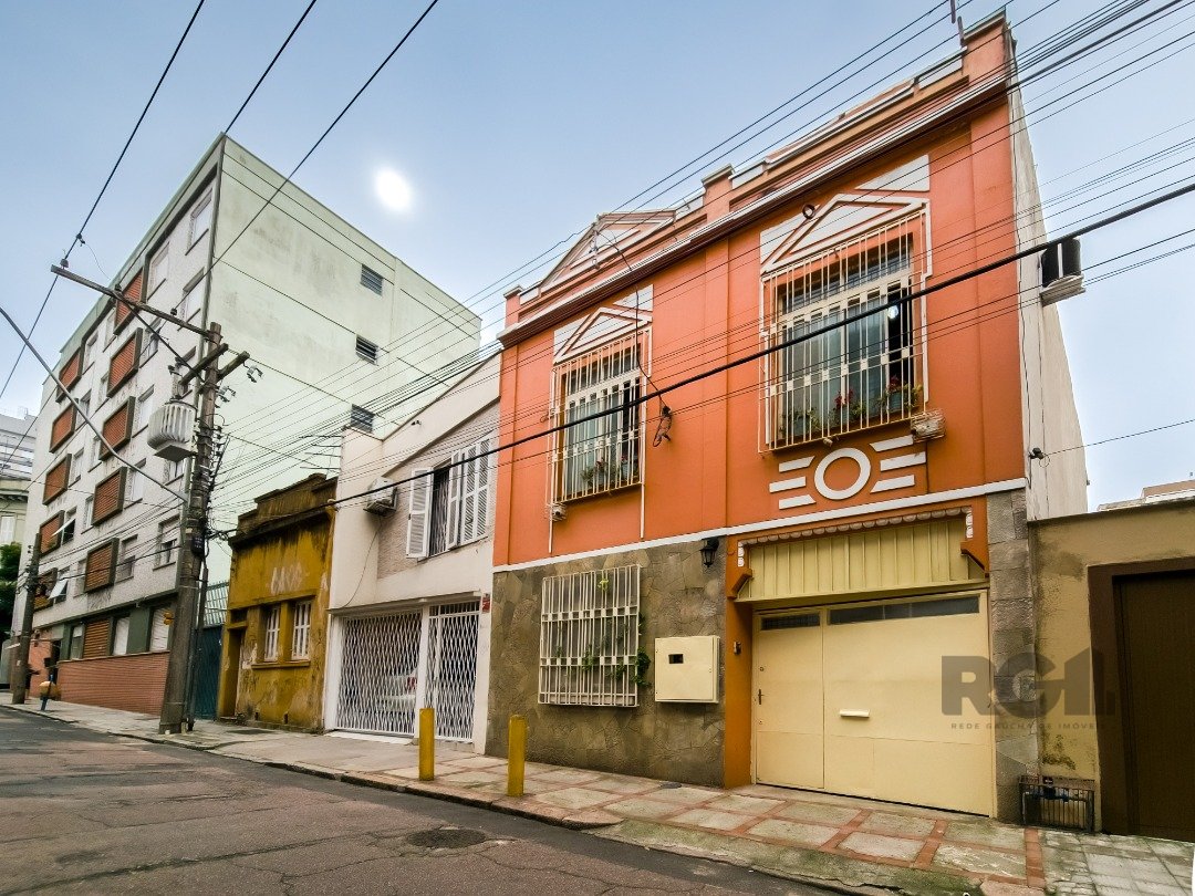Casa com 256m², 2 dormitórios, 3 vagas no bairro Centro Histórico em Porto Alegre para Comprar