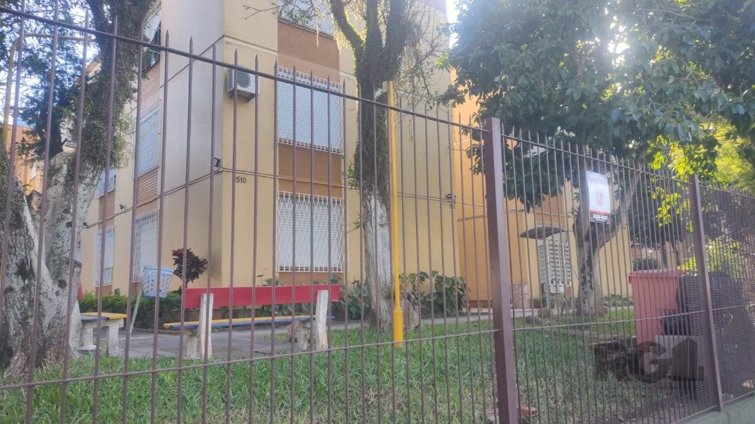 Apartamento com 49m², 2 dormitórios no bairro Passo da Areia em Porto Alegre para Comprar