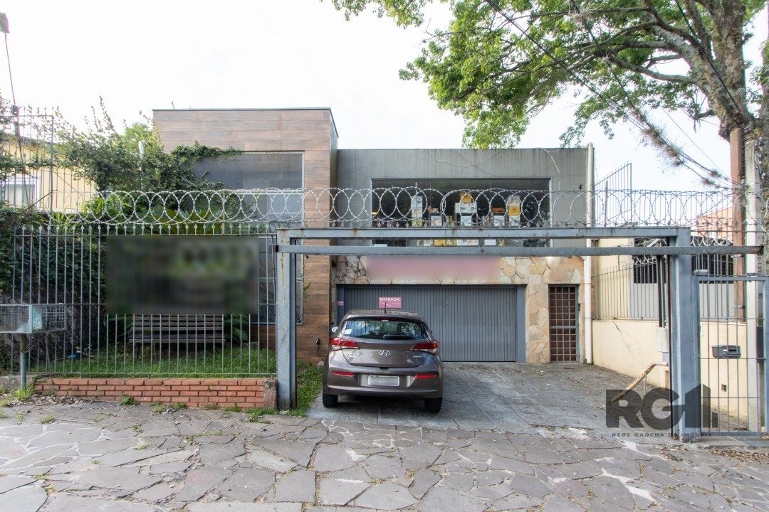 Casa com 435m², 6 dormitórios, 2 suítes, 6 vagas no bairro Tristeza em Porto Alegre para Comprar