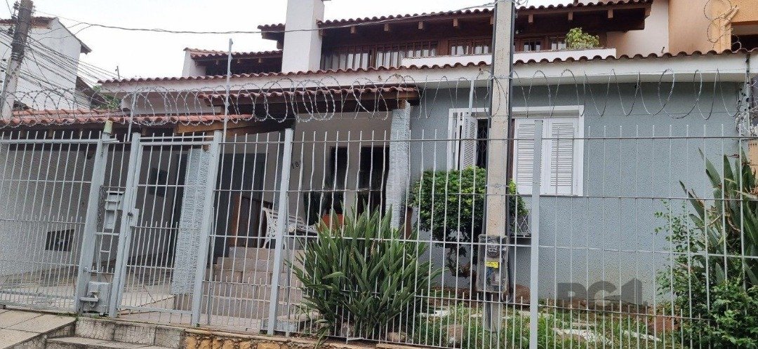 Casa com 200m², 3 dormitórios, 3 suítes, 2 vagas no bairro Santa Tereza em Porto Alegre para Comprar