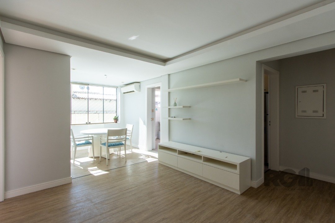 Apartamento com 84m², 3 dormitórios, 1 suíte, 2 vagas no bairro Tristeza em Porto Alegre para Comprar