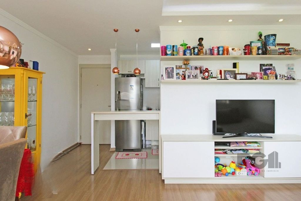 Apartamento com 67m², 3 dormitórios, 1 suíte, 1 vaga no bairro Humaitá em Porto Alegre para Comprar